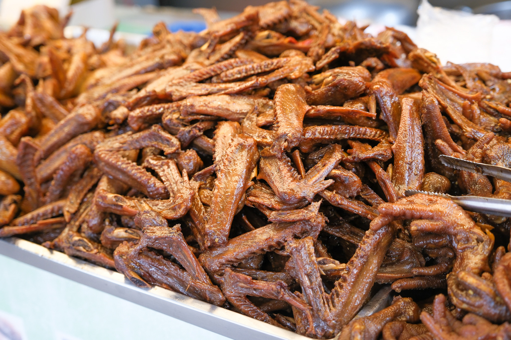 苗栗通霄｜阿然滷味．Google評論2顆星拱天宮美食，攤子前面卻是滿滿人潮 @飛天璇的口袋