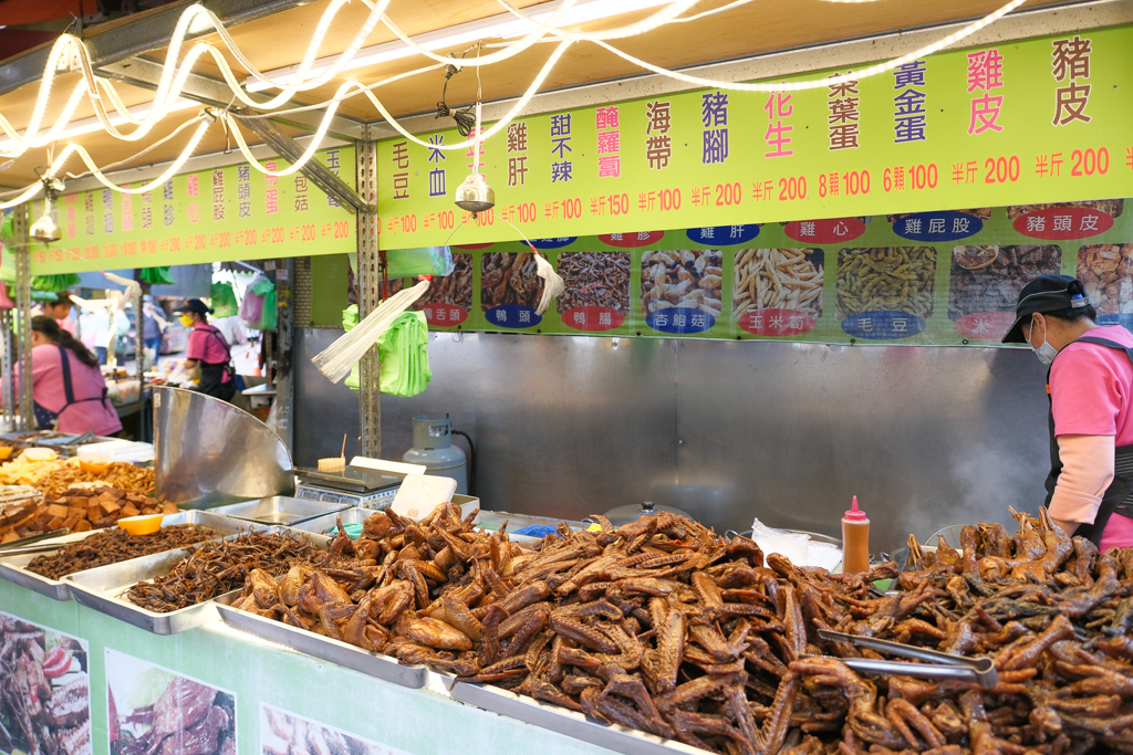 苗栗通霄｜阿然滷味．Google評論2顆星拱天宮美食，攤子前面卻是滿滿人潮 @飛天璇的口袋