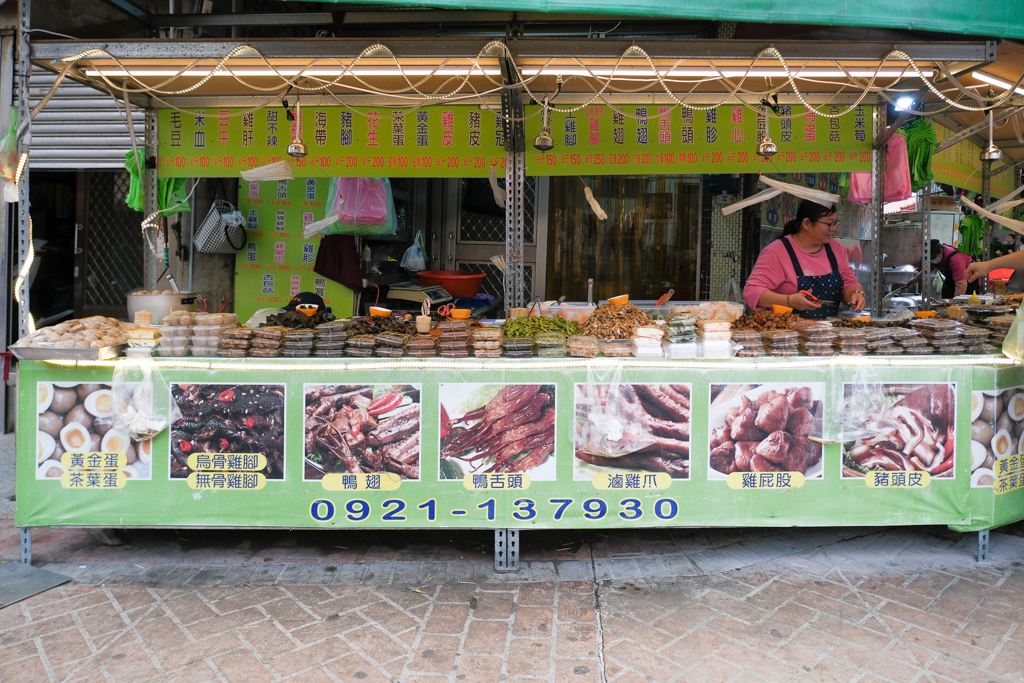 苗栗通霄｜阿然滷味．Google評論2顆星拱天宮美食，攤子前面卻是滿滿人潮 @飛天璇的口袋