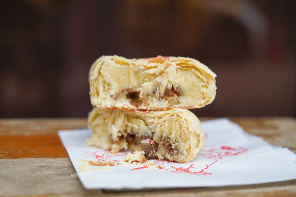 苗栗通霄｜李記白沙屯肉餅．拱天宮百年大餅老店，推薦綠豆椪和咖哩酥 @飛天璇的口袋