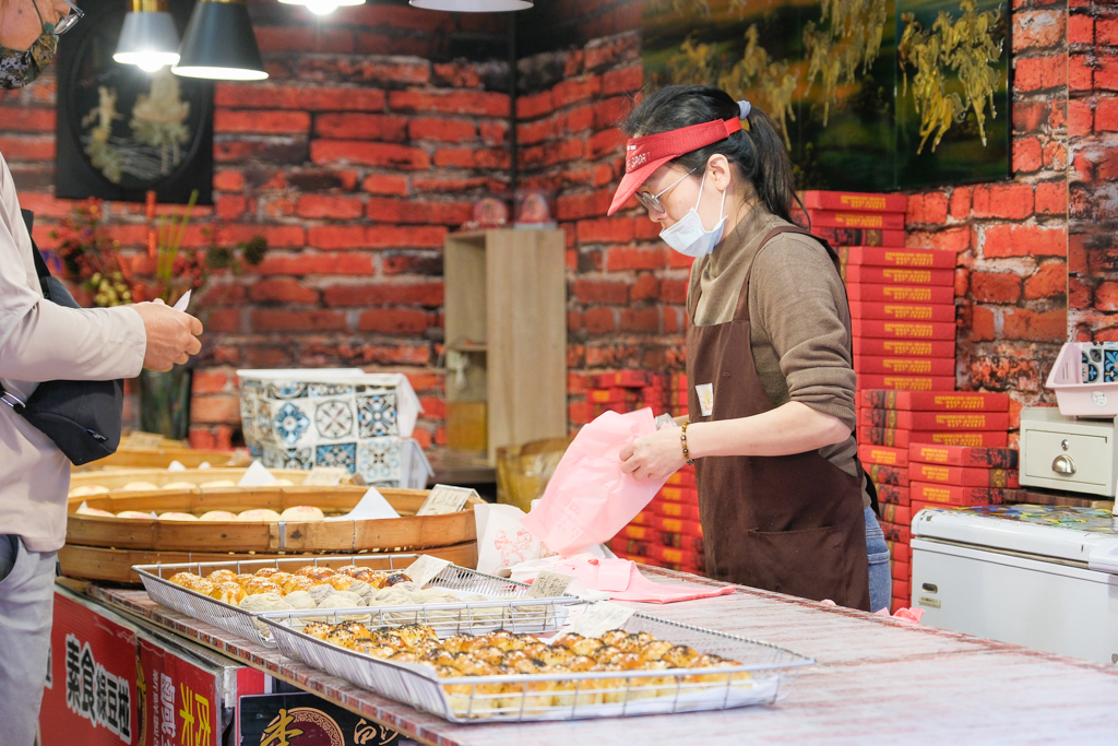 苗栗通霄｜李記白沙屯肉餅．拱天宮百年大餅老店，推薦綠豆椪和咖哩酥 @飛天璇的口袋