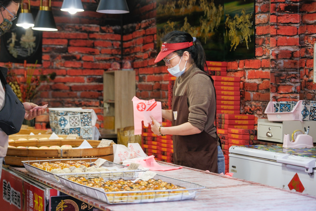 苗栗通霄｜李記白沙屯肉餅．拱天宮百年大餅老店，推薦綠豆椪和咖哩酥 @飛天璇的口袋