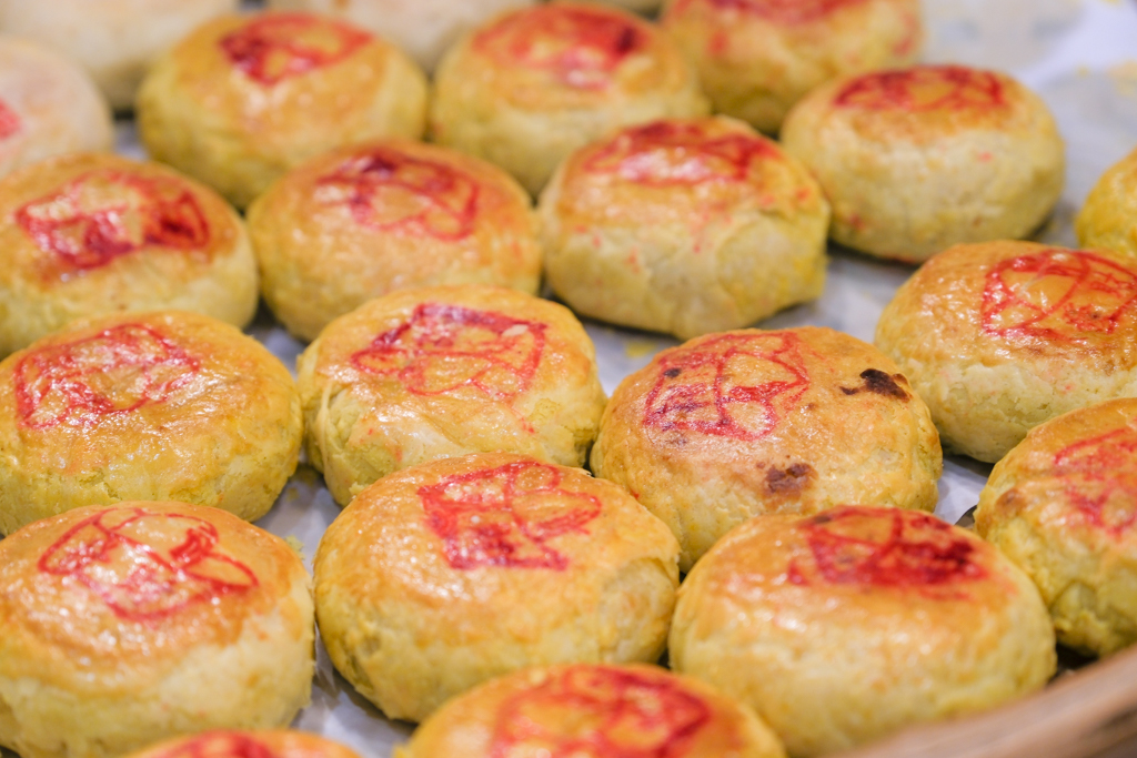 苗栗通霄｜李記白沙屯肉餅．拱天宮百年大餅老店，推薦綠豆椪和咖哩酥 @飛天璇的口袋