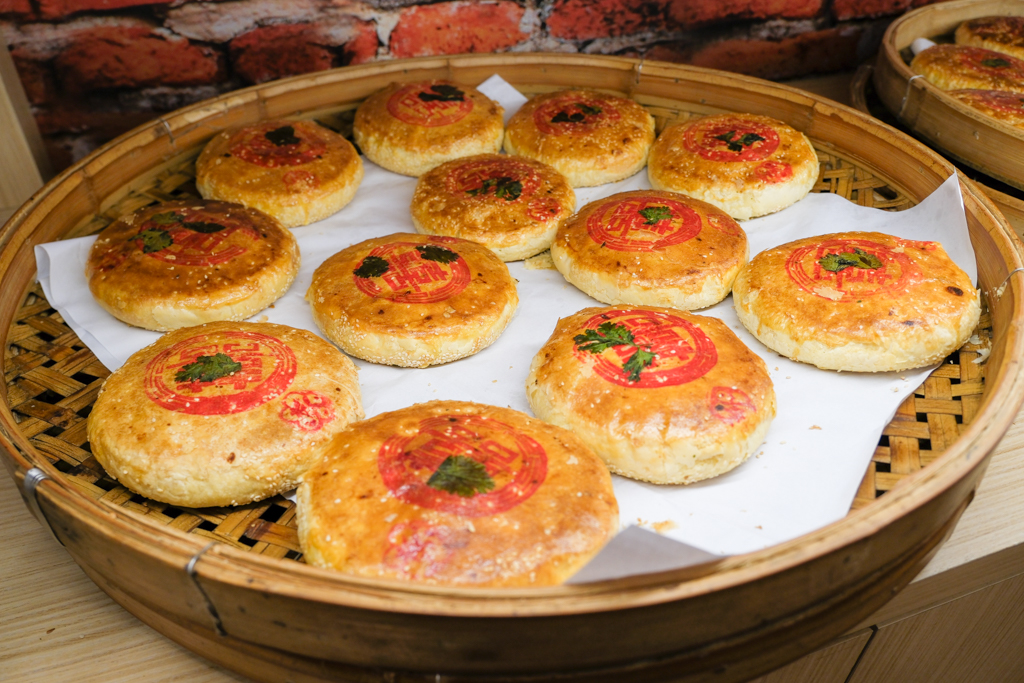 苗栗通霄｜李記白沙屯肉餅．拱天宮百年大餅老店，推薦綠豆椪和咖哩酥 @飛天璇的口袋