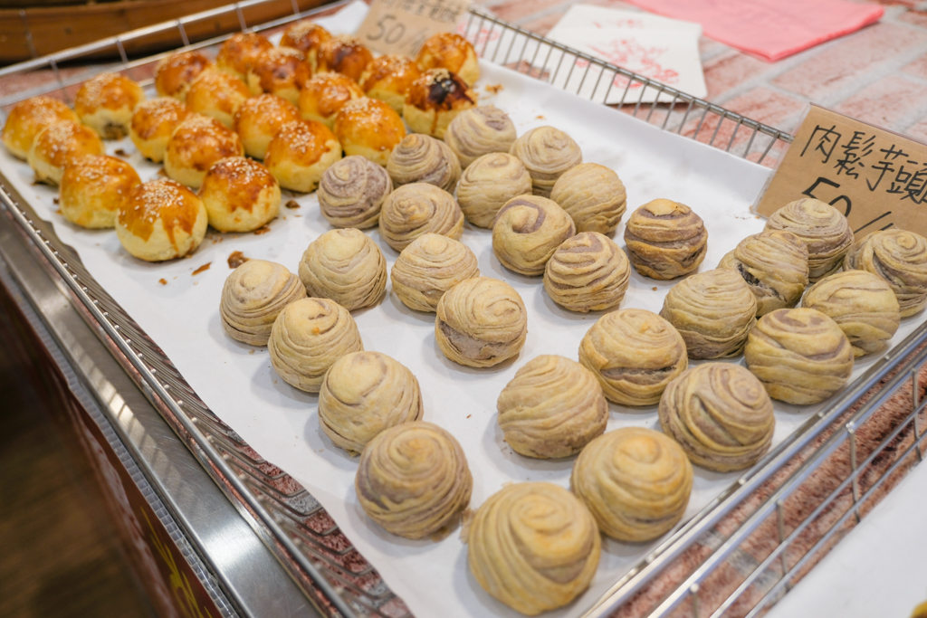 苗栗通霄｜李記白沙屯肉餅．拱天宮百年大餅老店，推薦綠豆椪和咖哩酥 @飛天璇的口袋