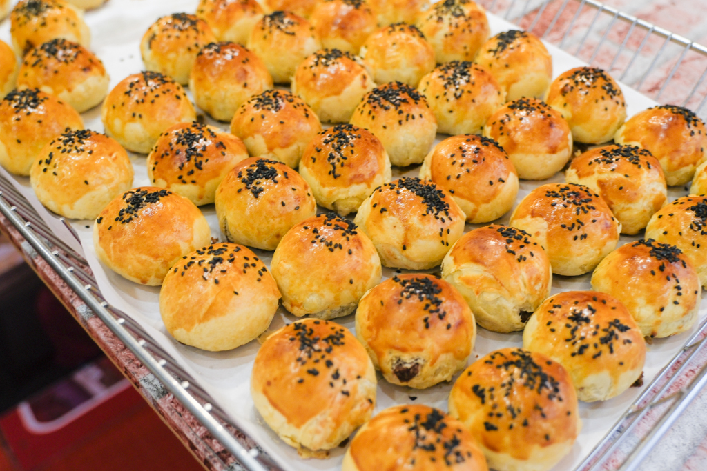 苗栗通霄｜李記白沙屯肉餅．拱天宮百年大餅老店，推薦綠豆椪和咖哩酥 @飛天璇的口袋