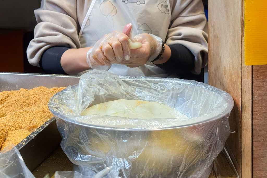 苗栗通霄｜白沙屯阿保師客家米食．白沙屯拱天宮廣場旁，麻糬很貴但是很大顆 @飛天璇的口袋