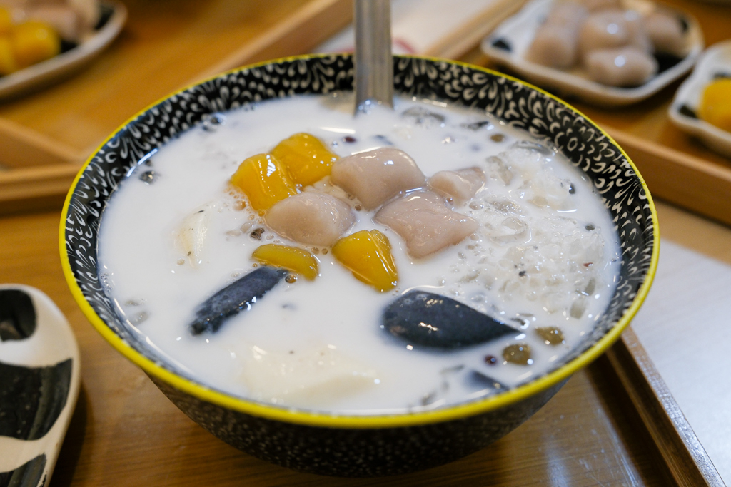 苗栗通霄｜勇心熊貓嫩豆花．拱天宮前面豆花店，有可愛的黑白豆花 @飛天璇的口袋