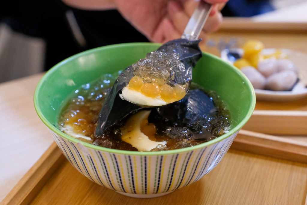 苗栗通霄｜勇心熊貓嫩豆花．拱天宮前面豆花店，有可愛的黑白豆花 @飛天璇的口袋