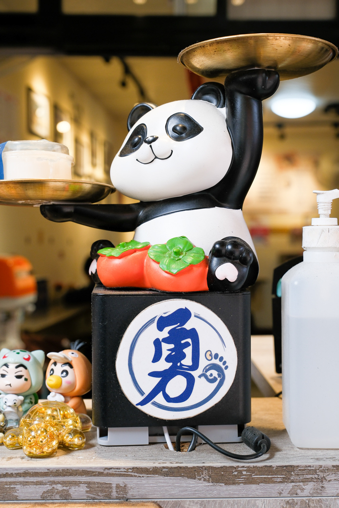 苗栗通霄｜勇心熊貓嫩豆花．拱天宮前面豆花店，有可愛的黑白豆花 @飛天璇的口袋