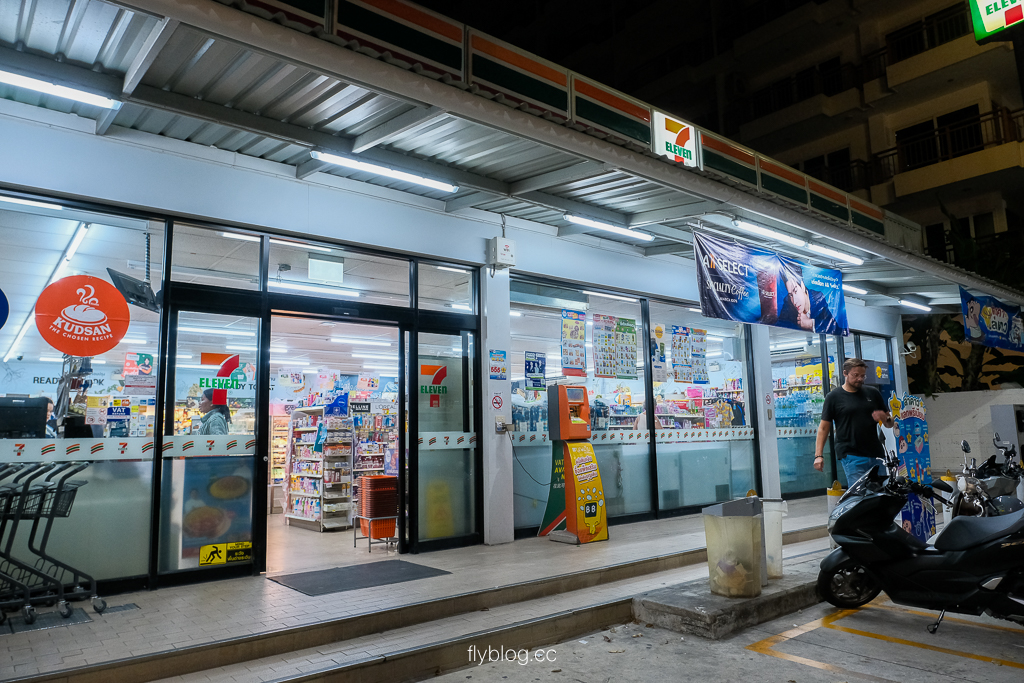 泰國芭達雅｜Cross Pattaya Pratamnak．超美芭達雅露天泳池渡假村，走到門口就是一整排的海景餐廳 @飛天璇的口袋