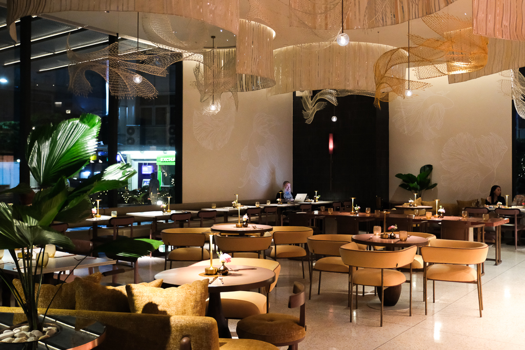 泰國曼谷｜Kromo Bangkok 希爾頓格芮精選酒店．曼谷BTS澎蓬站五星級酒店，超美露天泳池和精緻早餐 @飛天璇的口袋