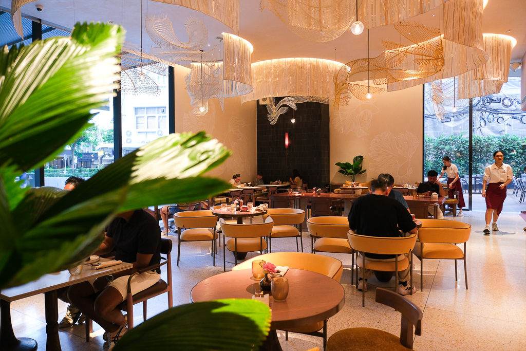 泰國曼谷｜Kromo Bangkok 希爾頓格芮精選酒店．曼谷BTS澎蓬站五星級酒店，超美露天泳池和精緻早餐 @飛天璇的口袋