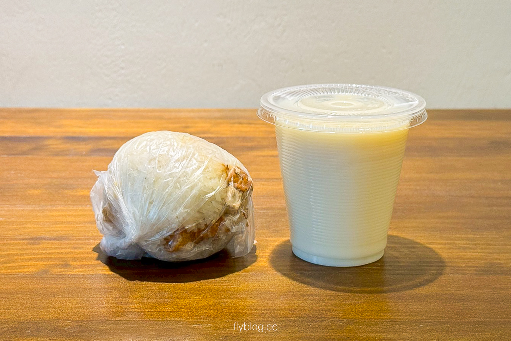 台中北屯｜春菊飯糰．CP值爆表！台中20元銅板價飯糰，月底吃一個飽足感 @飛天璇的口袋
