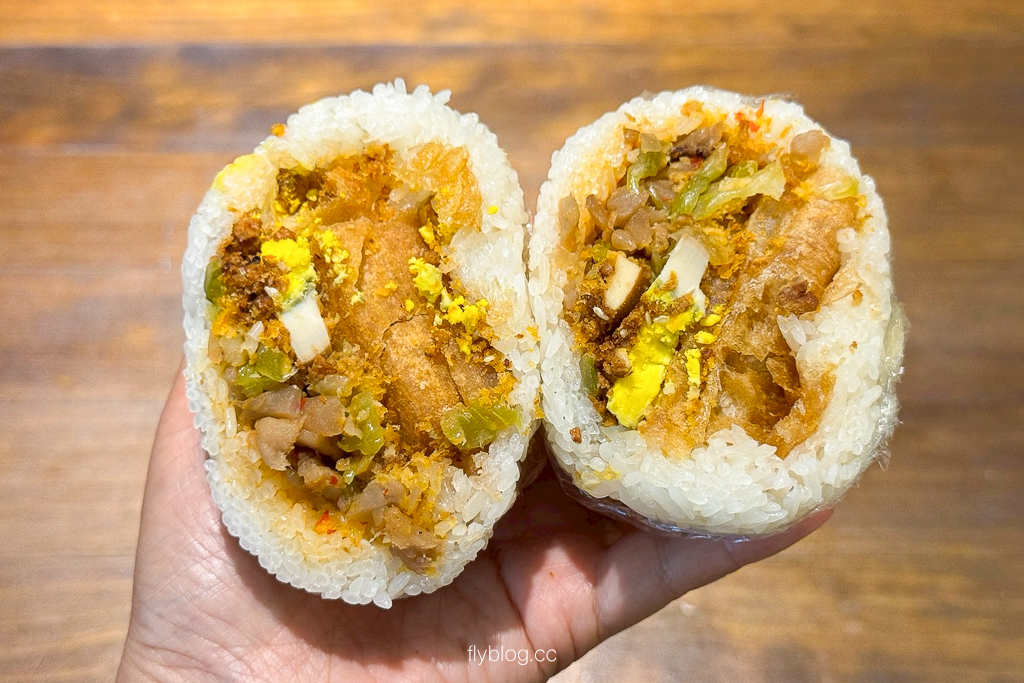 台中北屯｜春菊飯糰．CP值爆表！台中20元銅板價飯糰，月底吃一個飽足感 @飛天璇的口袋
