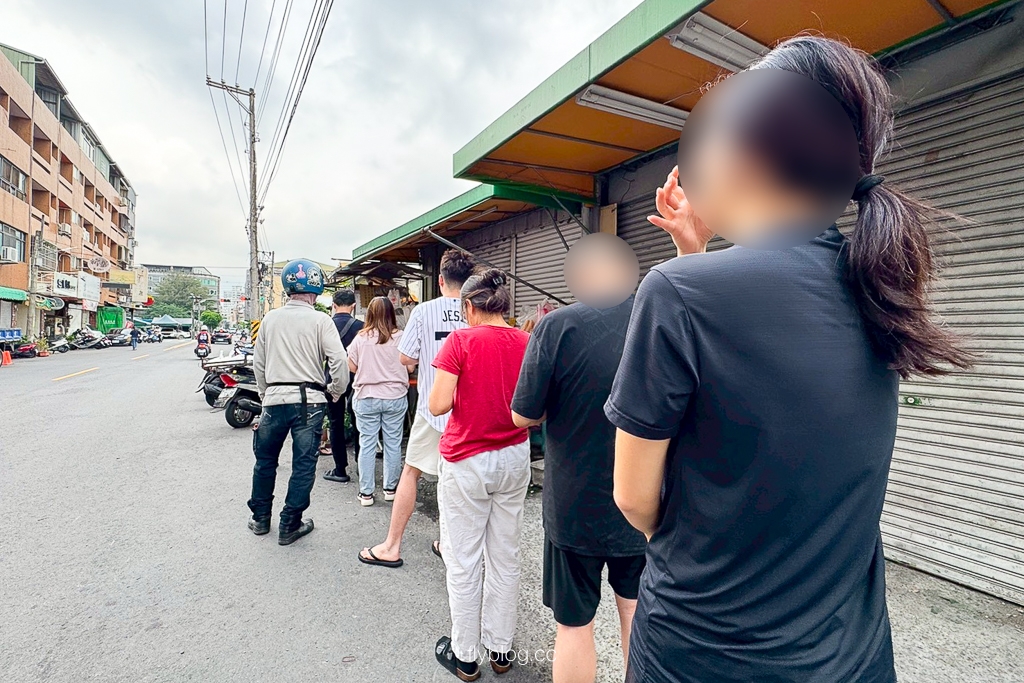 台中北屯｜春菊飯糰．CP值爆表！台中20元銅板價飯糰，月底吃一個飽足感 @飛天璇的口袋