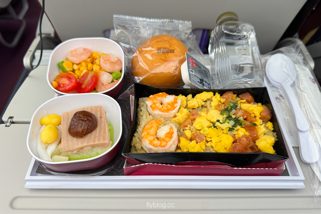 泰國曼谷｜泰國航空．A350-900 台北-曼谷 TG633，座位、機上餐飲與服務完整評測 @飛天璇的口袋