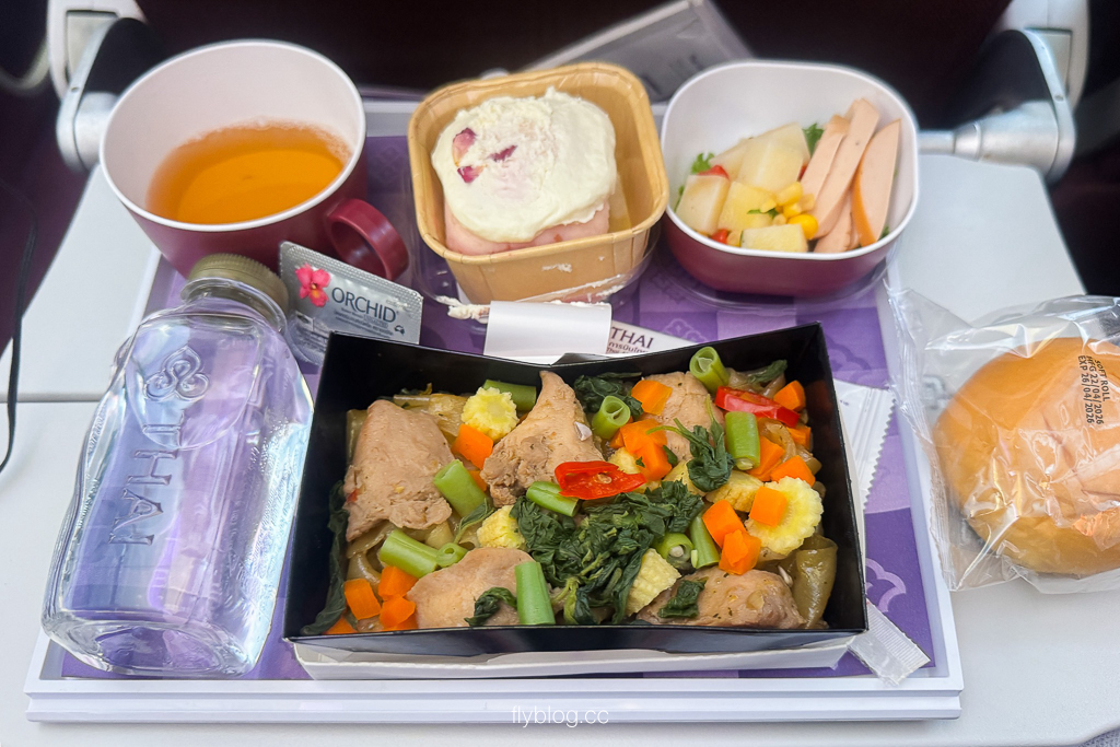泰國曼谷｜泰國航空．A350-900 台北-曼谷 TG633，座位、機上餐飲與服務完整評測 @飛天璇的口袋