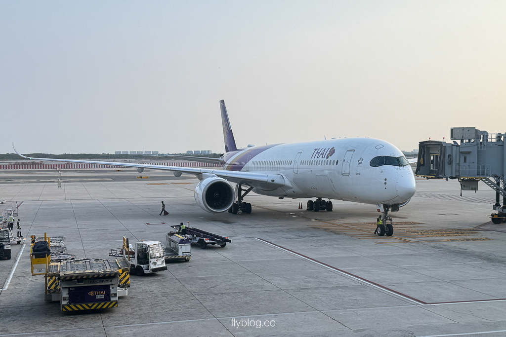 泰國曼谷｜泰國航空．A350-900 台北-曼谷 TG633，座位、機上餐飲與服務完整評測 @飛天璇的口袋