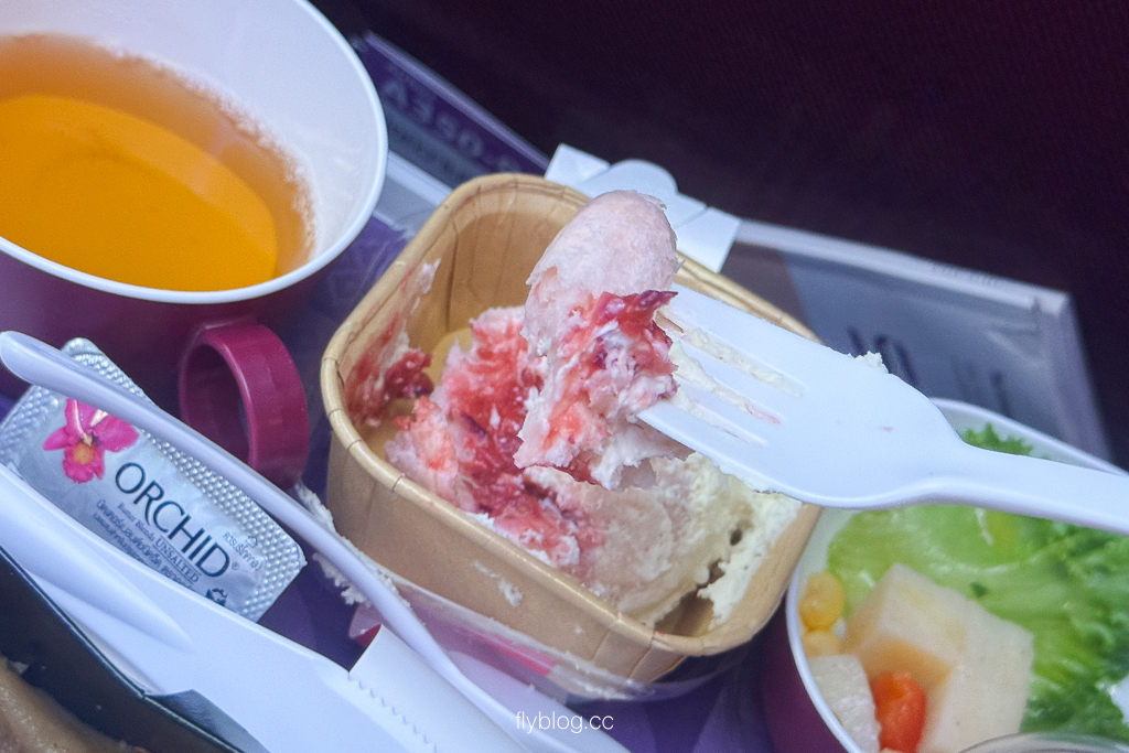 泰國曼谷｜泰國航空．A350-900 台北-曼谷 TG633，座位、機上餐飲與服務完整評測 @飛天璇的口袋