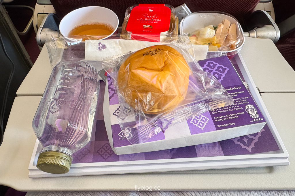 泰國曼谷｜泰國航空．A350-900 台北-曼谷 TG633，座位、機上餐飲與服務完整評測 @飛天璇的口袋