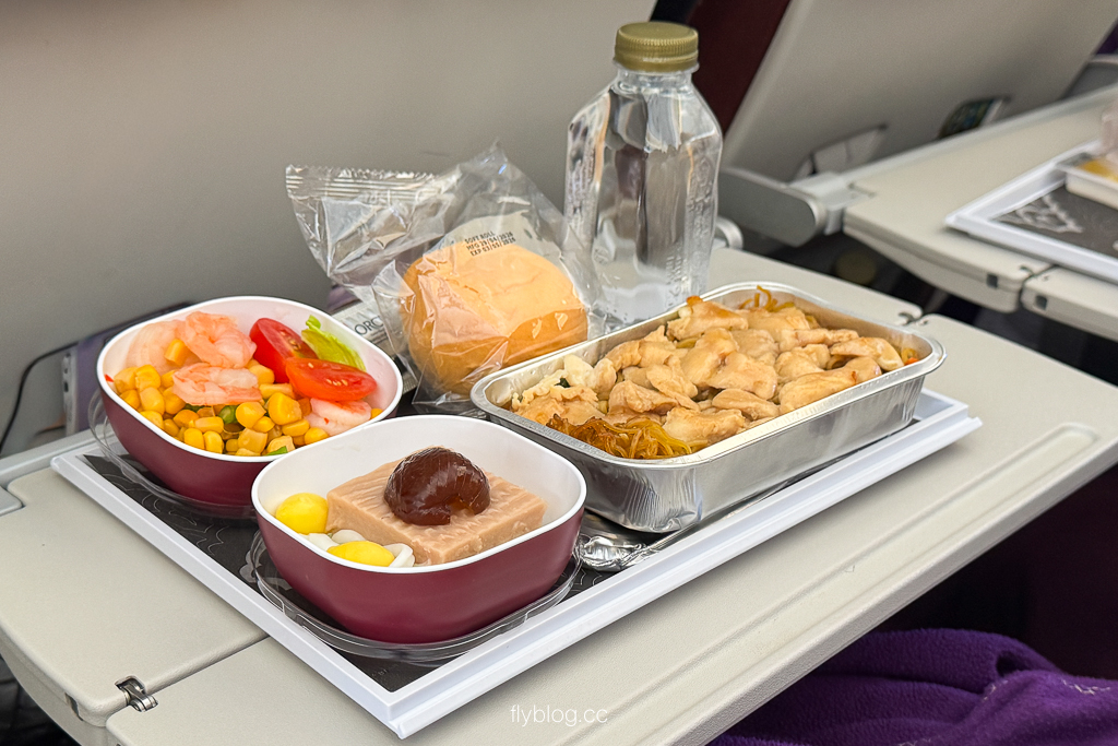 泰國曼谷｜泰國航空．A350-900 台北-曼谷 TG633，座位、機上餐飲與服務完整評測 @飛天璇的口袋