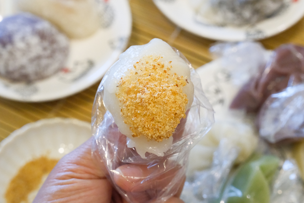 苗栗泰安｜清安秋菊手工麻糬．洗水坑豆腐街美食，現做的客家麻糬