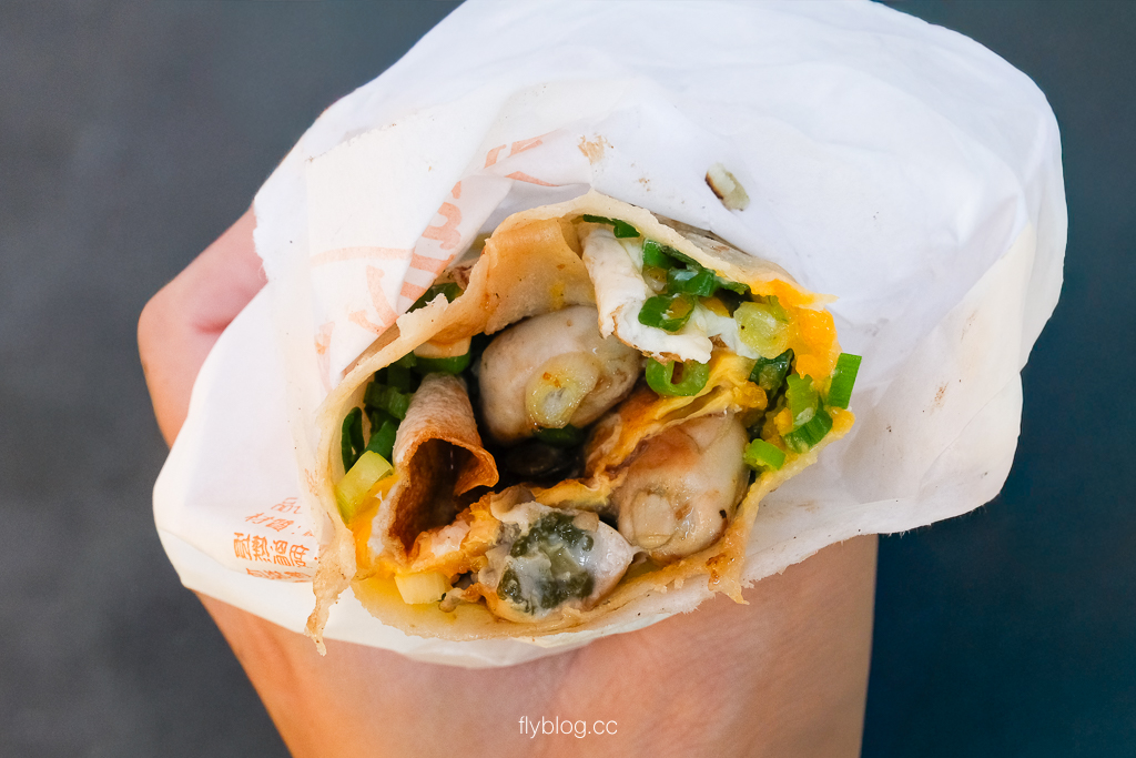 彰化鹿港｜鹿港鮮蚵捲餅．鹿港老街美食挖到寶！蚵仔新鮮到不行，紅茶冰10元銅板價