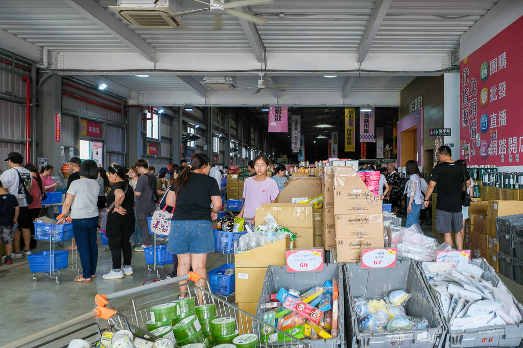 彰化鹿港｜小三美日鹿港批發零售倉．鹿港最大購物商場，占地3000坪有上千種商品 @飛天璇的口袋