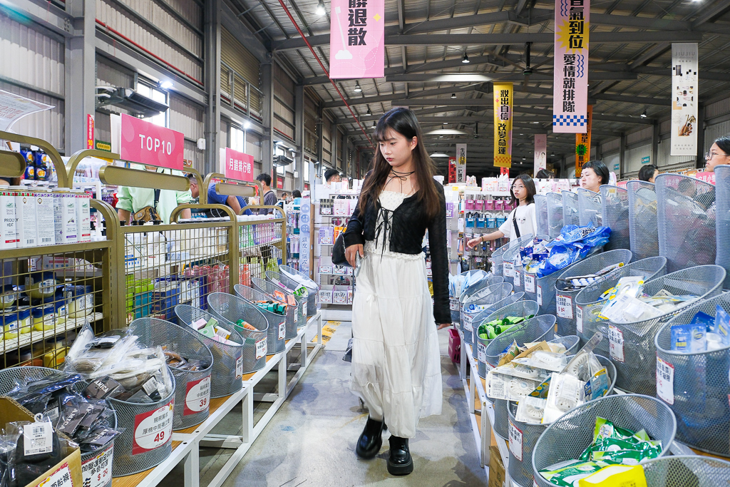 彰化鹿港｜小三美日鹿港批發零售倉．鹿港最大購物商場，占地3000坪有上千種商品 @飛天璇的口袋