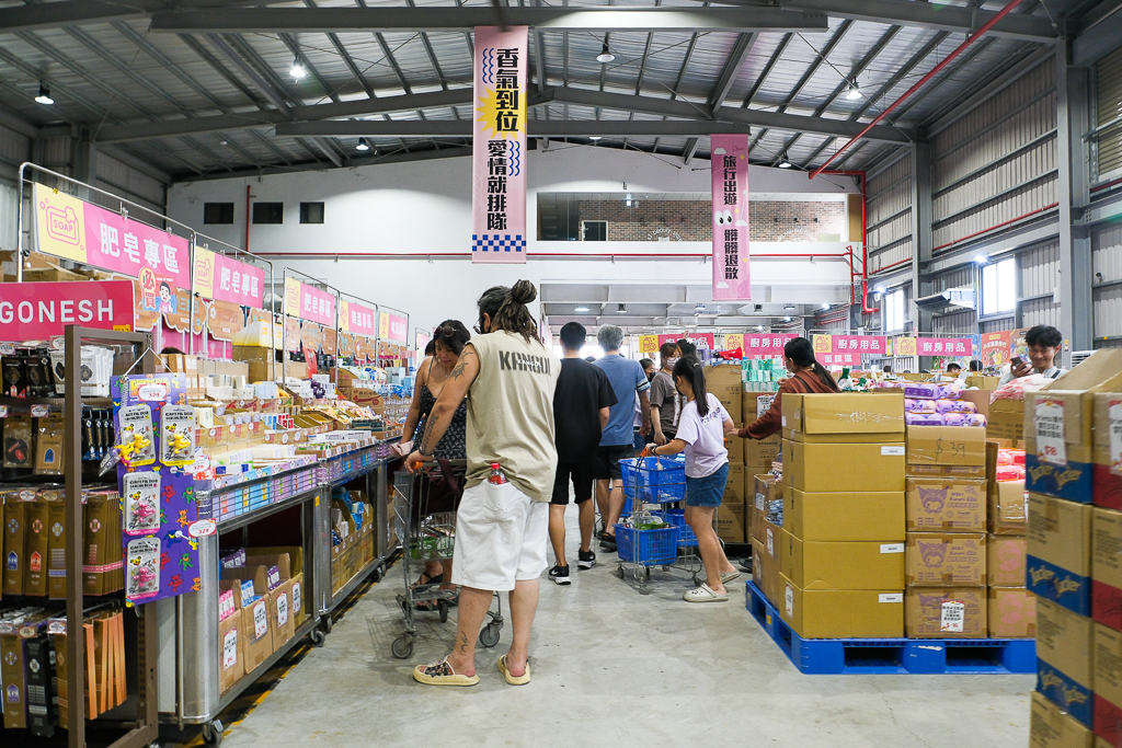 彰化鹿港｜小三美日鹿港批發零售倉．鹿港最大購物商場，占地3000坪有上千種商品 @飛天璇的口袋