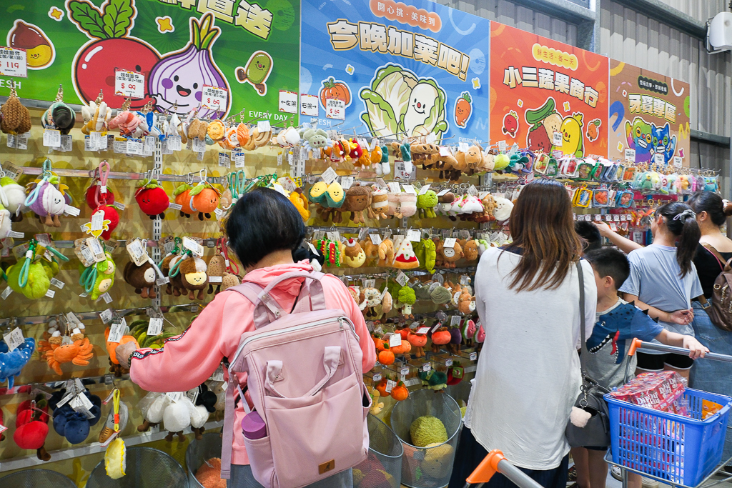 彰化鹿港｜小三美日鹿港批發零售倉．鹿港最大購物商場，占地3000坪有上千種商品 @飛天璇的口袋