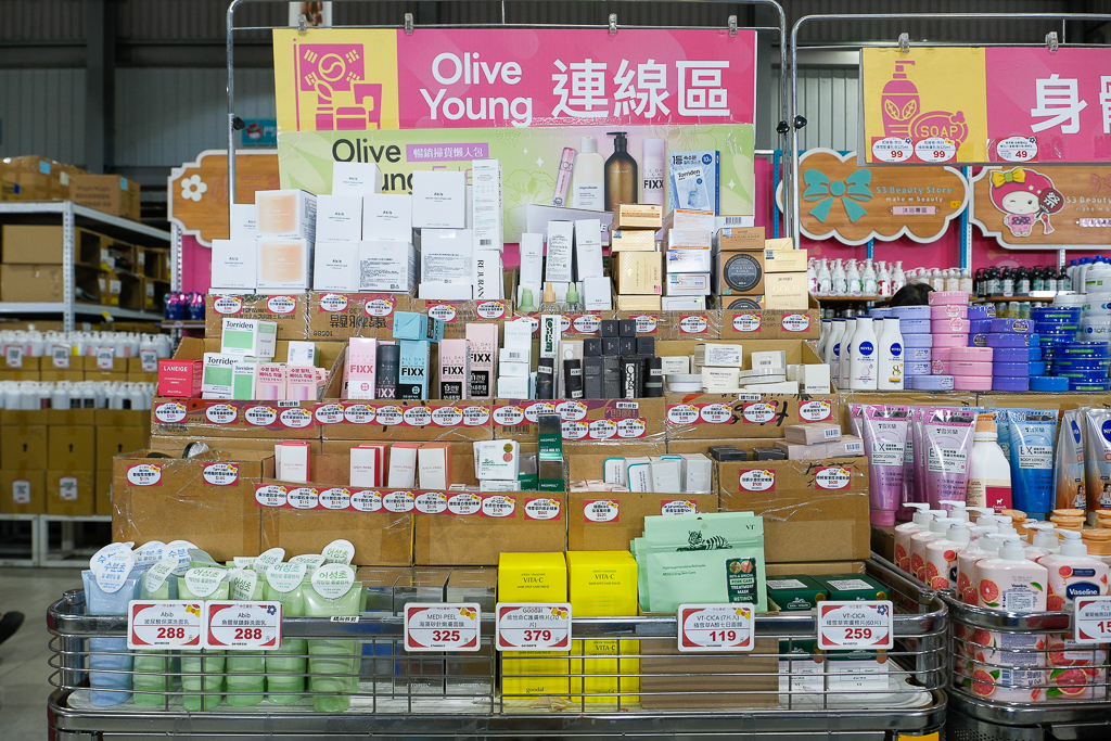 彰化鹿港｜小三美日鹿港批發零售倉．鹿港最大購物商場，占地3000坪有上千種商品 @飛天璇的口袋
