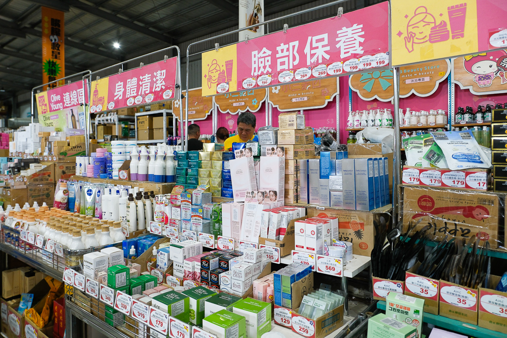 彰化鹿港｜小三美日鹿港批發零售倉．鹿港最大購物商場，占地3000坪有上千種商品 @飛天璇的口袋