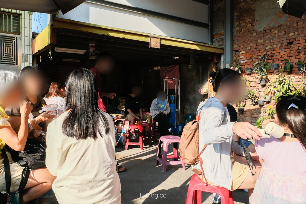 彰化鹿港｜鹿港鮮蚵捲餅．鹿港老街美食挖到寶！蚵仔新鮮到不行，紅茶冰10元銅板價