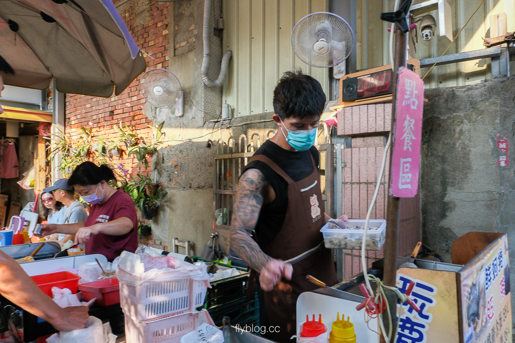 彰化鹿港｜鹿港鮮蚵捲餅．鹿港老街美食挖到寶！蚵仔新鮮到不行，紅茶冰10元銅板價