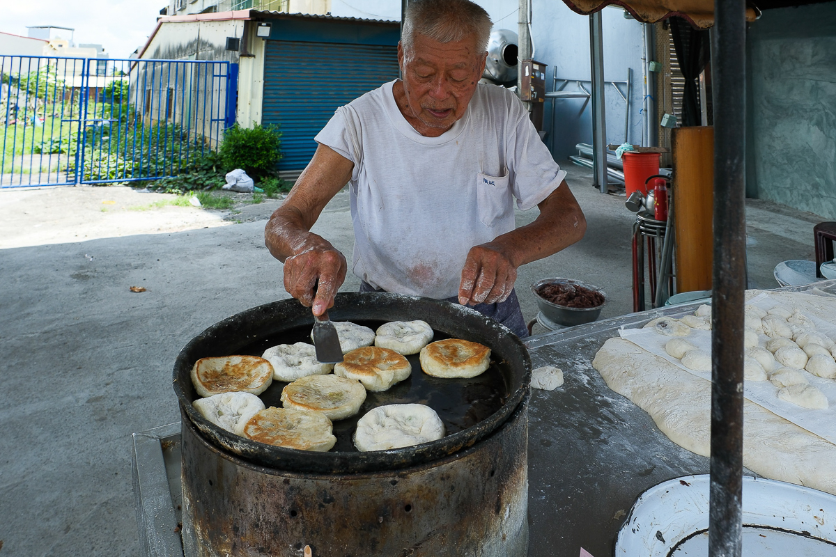 彰化員林｜火雲掌伯豆標．7元銅板價！50年古早味徒手翻餅，在地人激推必吃小吃
