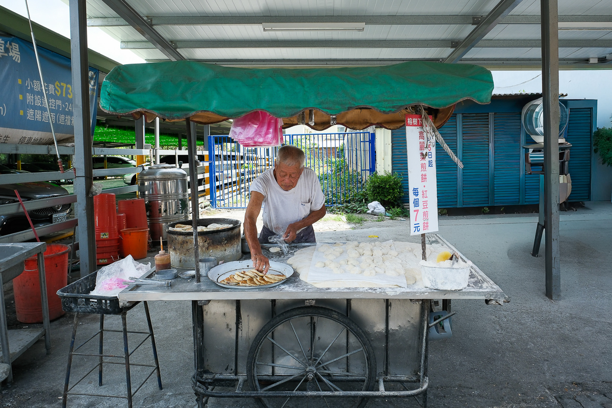 彰化員林｜火雲掌伯豆標．7元銅板價！50年古早味徒手翻餅，在地人激推必吃小吃