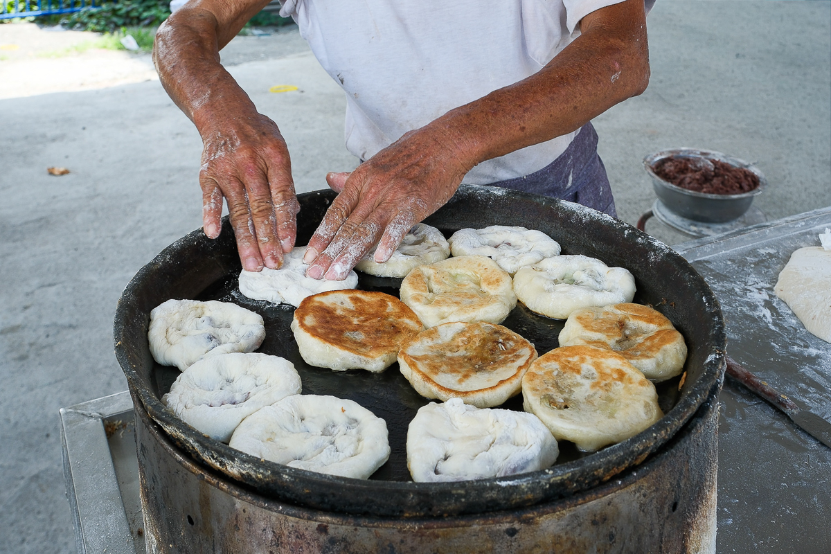 彰化員林｜火雲掌伯豆標．7元銅板價！50年古早味徒手翻餅，在地人激推必吃小吃