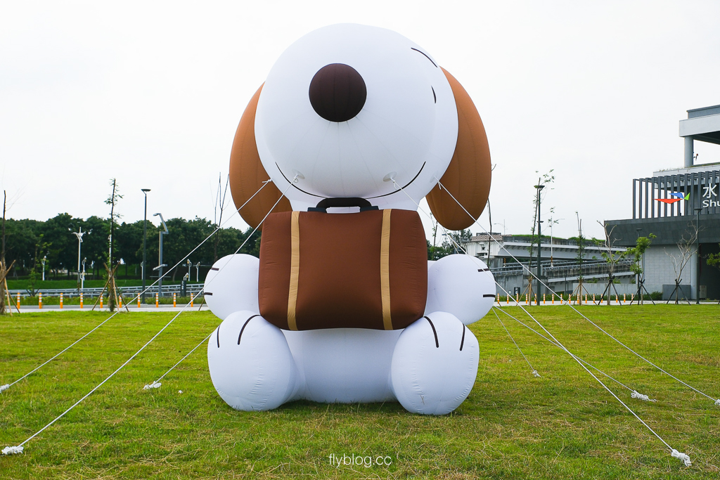 【台中水湳轉運站】6公尺高史努比家族現身，還有可愛的班馬線交通看板 @飛天璇的口袋