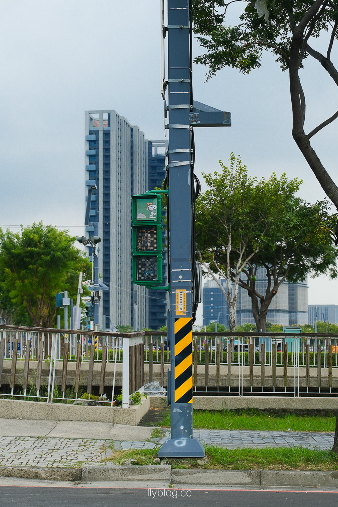 【台中水湳轉運站】6公尺高史努比家族現身，還有可愛的班馬線交通看板 @飛天璇的口袋