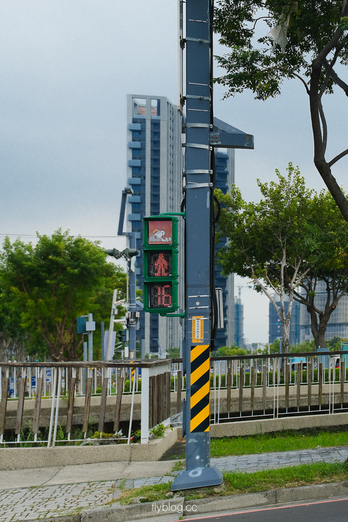 【台中水湳轉運站】6公尺高史努比家族現身，還有可愛的班馬線交通看板 @飛天璇的口袋
