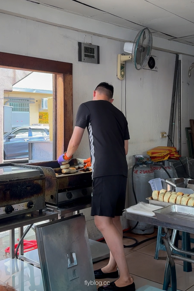 台中大雅｜阿婆店水煎包．中清路下午茶排隊名店，必吃水煎包與創意大餅 @飛天璇的口袋