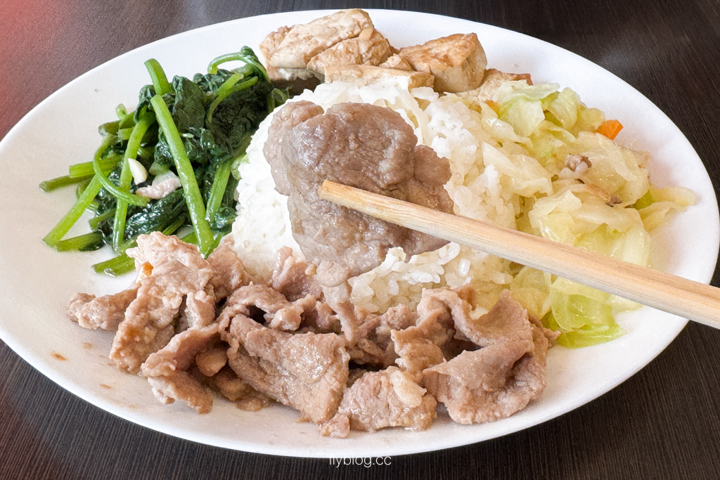 台中北屯｜小北平便當自助餐．北平路上40年老字號，菜色多樣、口味豐富的便當首選 @飛天璇的口袋