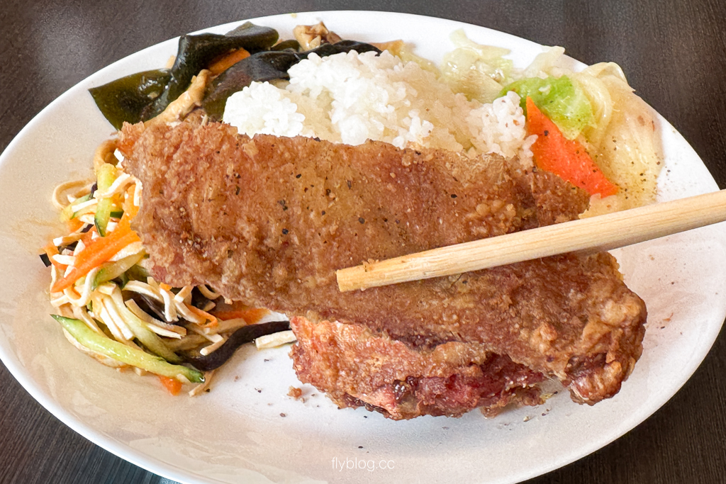 台中北屯｜小北平便當自助餐．北平路上40年老字號，菜色多樣、口味豐富的便當首選 @飛天璇的口袋