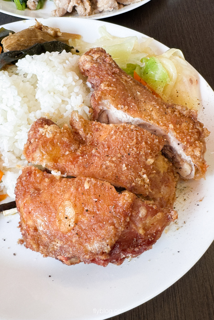 台中北屯｜小北平便當自助餐．北平路上40年老字號，菜色多樣、口味豐富的便當首選 @飛天璇的口袋