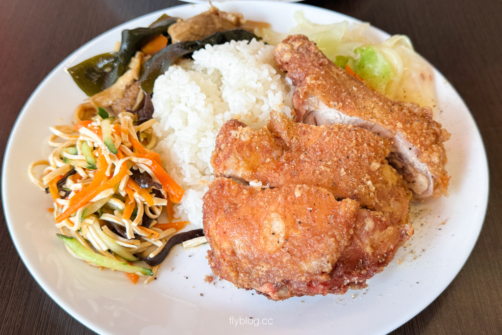 台中北屯｜小北平便當自助餐．北平路上40年老字號，菜色多樣、口味豐富的便當首選 @飛天璇的口袋