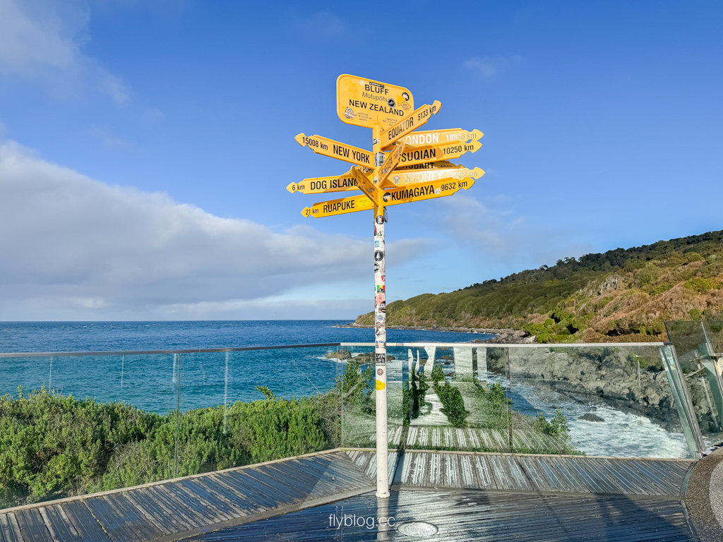 紐西蘭南島｜斯特林角 Stirling Point．可愛的黃色方向指示牌，紐西蘭最南地標布拉夫 @飛天璇的口袋