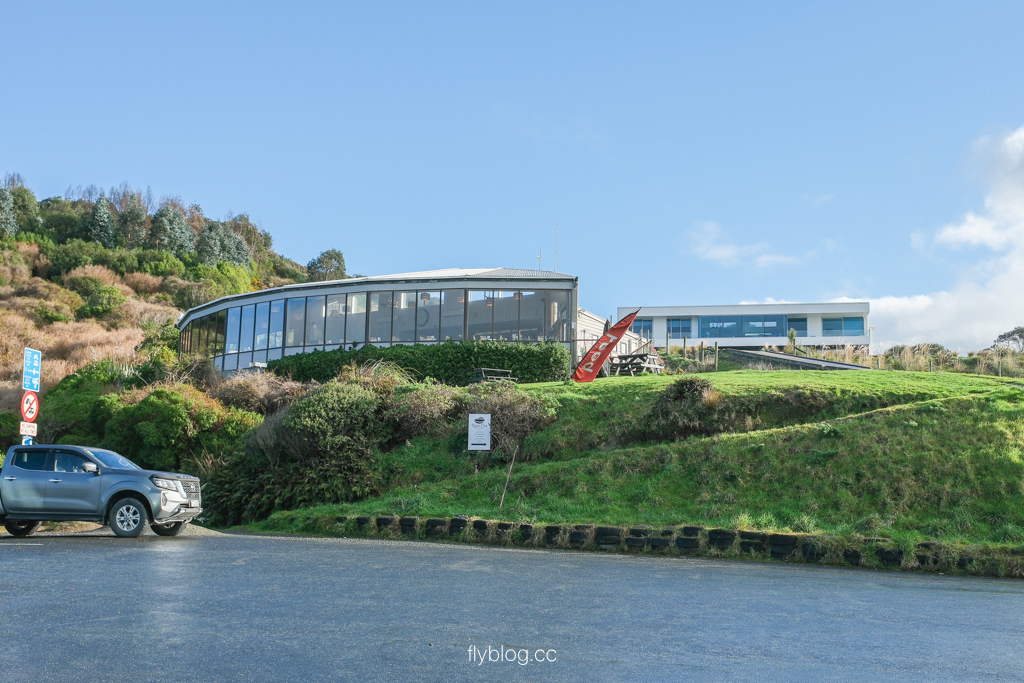 紐西蘭南島｜斯特林角 Stirling Point．可愛的黃色方向指示牌，紐西蘭最南地標布拉夫 @飛天璇的口袋