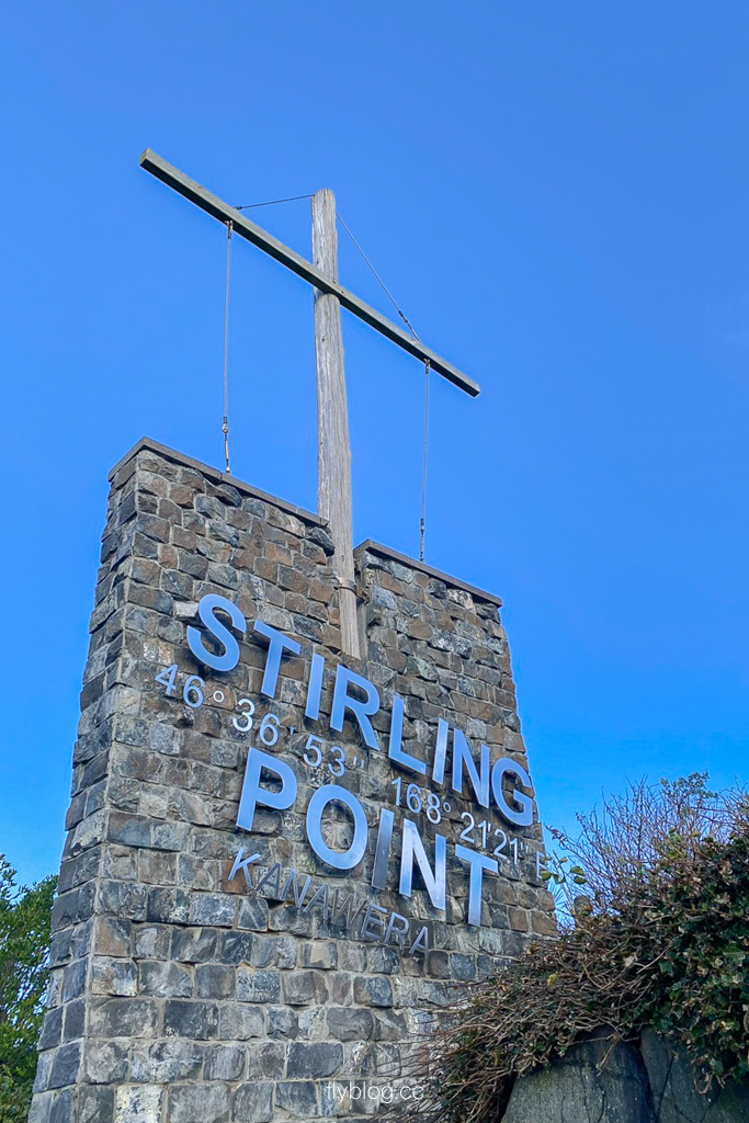 紐西蘭南島｜斯特林角 Stirling Point．可愛的黃色方向指示牌，紐西蘭最南地標布拉夫 @飛天璇的口袋